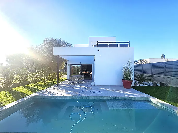 Moderna casa en venta en Les Garrigues (Roses)