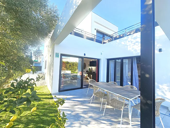 Moderna casa en venta en Les Garrigues (Roses)