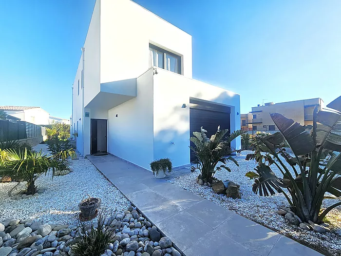 Moderna casa en venta en Les Garrigues (Roses)