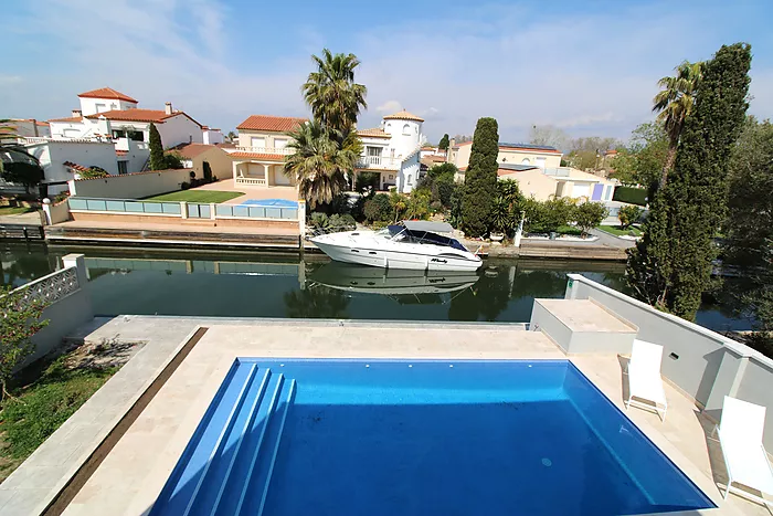 Moderna casa amb amarre de 14 m a la venda