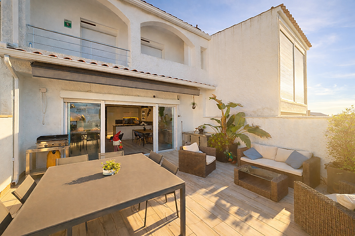 Casa a la venda a Empuriabrava al canal ample