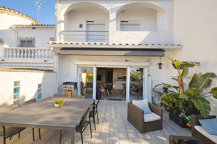 Casa a la venda a Empuriabrava al canal ample