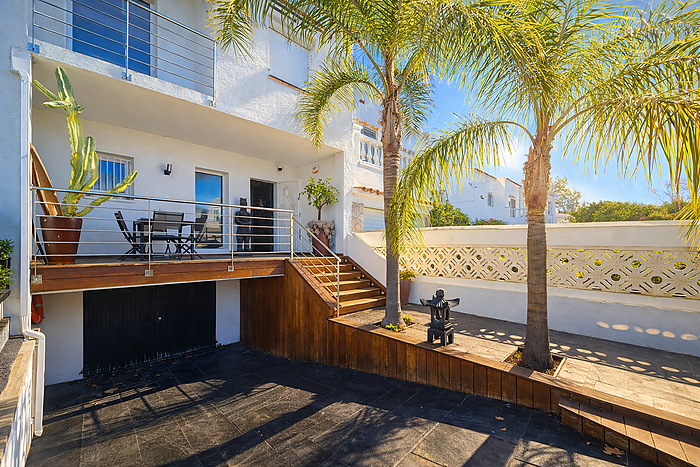 Casa a la venda a Empuriabrava al canal ample
