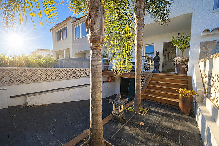 Casa a la venda a Empuriabrava al canal ample