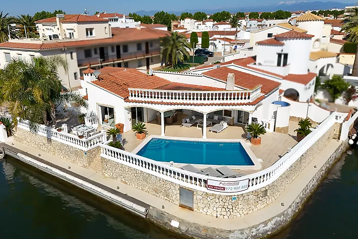 Casa a la venda a Empuriabrava al canal ample