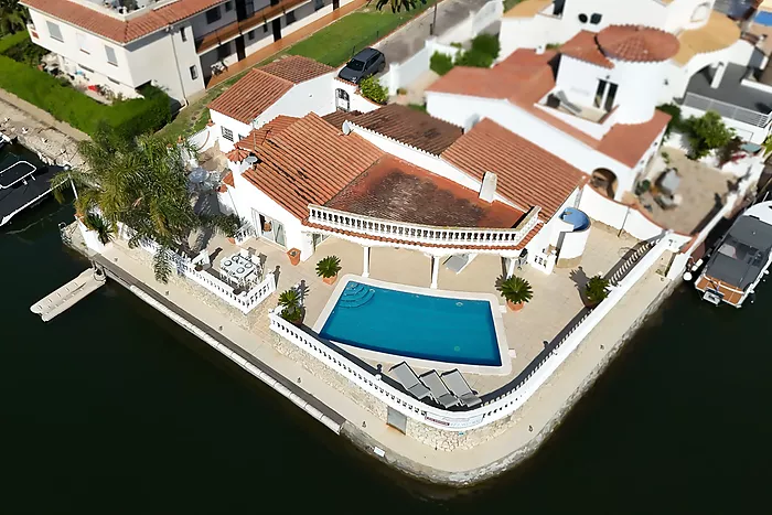 Casa a la venda a Empuriabrava al canal ample