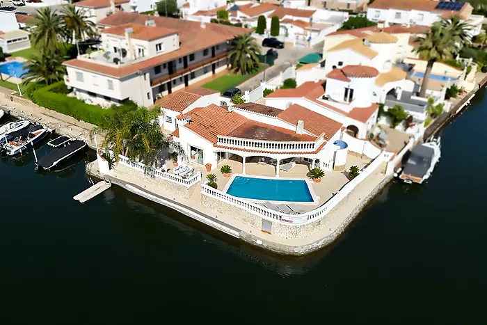 Casa a la venda a Empuriabrava al canal ample