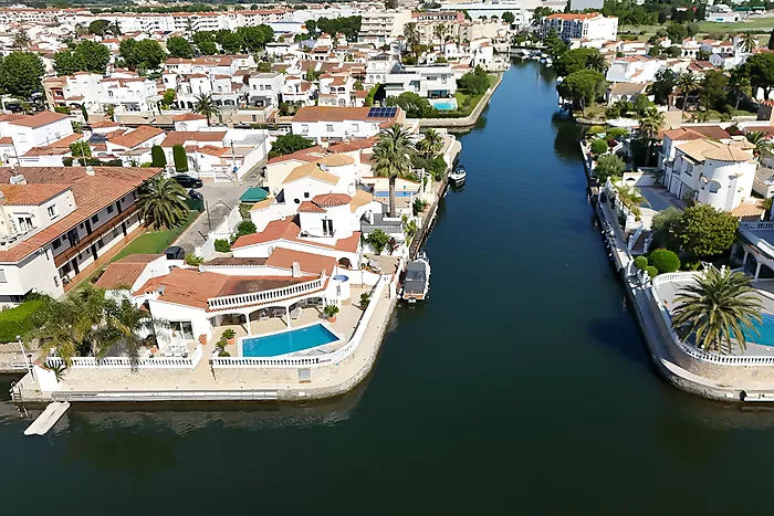 Casa a la venda a Empuriabrava al canal ample
