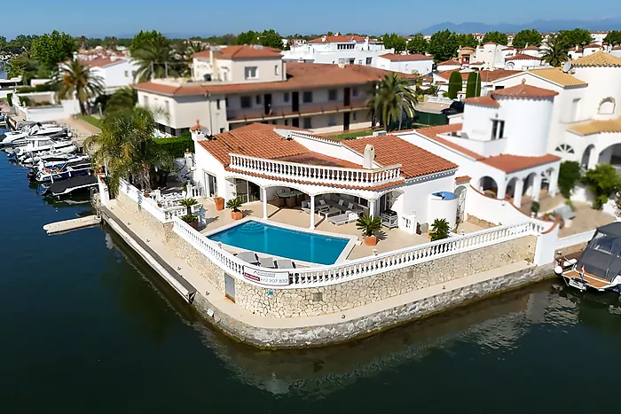 Casa a la venda a Empuriabrava al canal ample